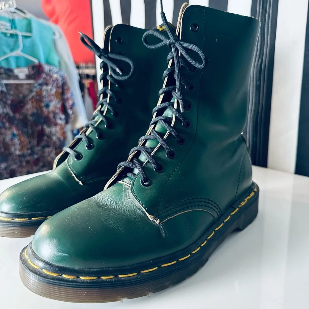 Dr Martens RARE Vintage green 10-eye 1490 Boots - England - Bouncing Soles